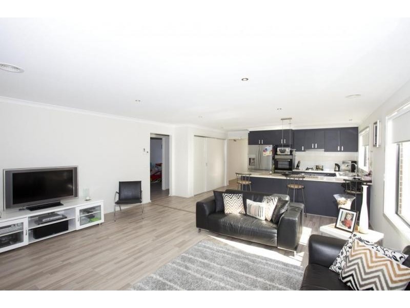 33 Statesman Circuit, Cranbourne East VIC 3977