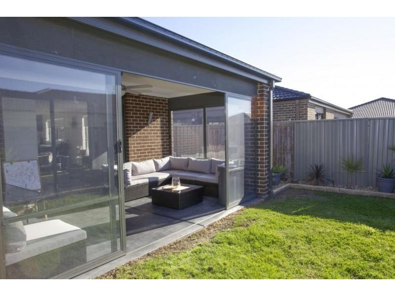 33 Statesman Circuit, Cranbourne East VIC 3977