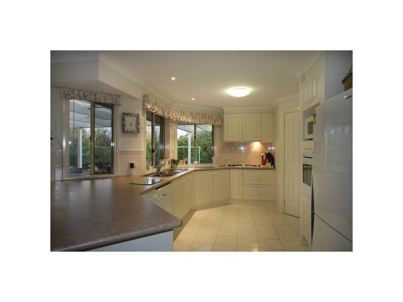 8 Jenny Court, Cranbourne North VIC 3977