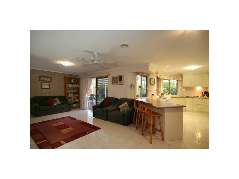 8 Jenny Court, Cranbourne North VIC 3977