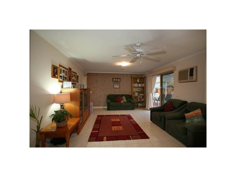 8 Jenny Court, Cranbourne North VIC 3977