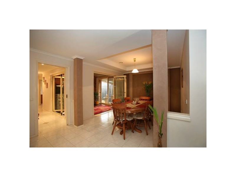 8 Jenny Court, Cranbourne North VIC 3977