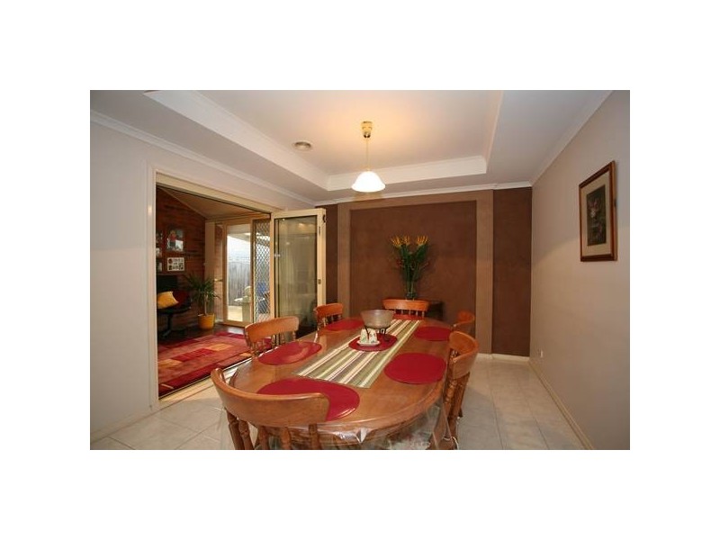 8 Jenny Court, Cranbourne North VIC 3977