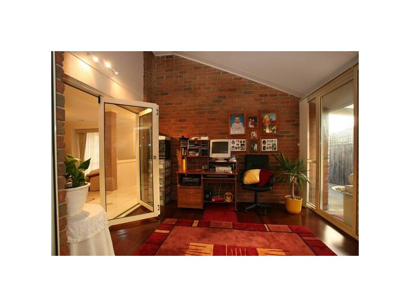 8 Jenny Court, Cranbourne North VIC 3977