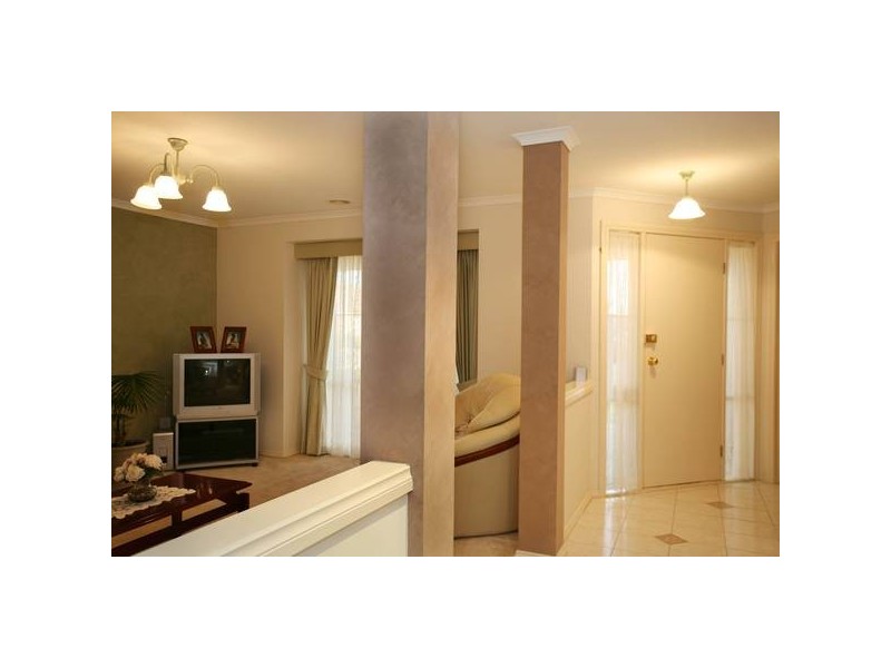 8 Jenny Court, Cranbourne North VIC 3977