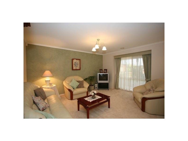 8 Jenny Court, Cranbourne North VIC 3977