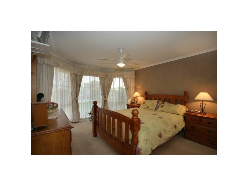 8 Jenny Court, Cranbourne North VIC 3977