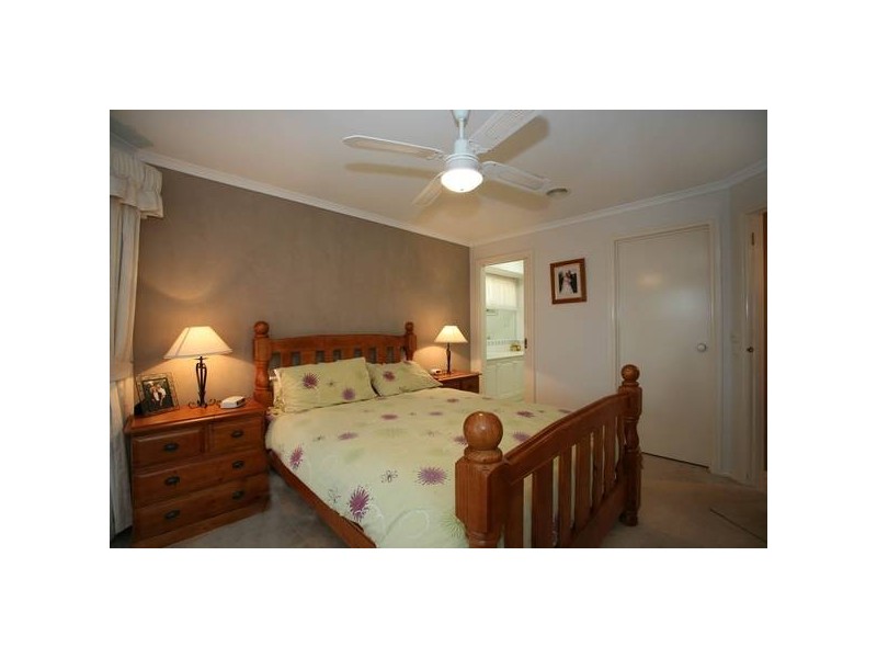 8 Jenny Court, Cranbourne North VIC 3977