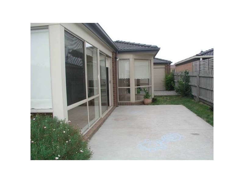 8 Blandford Crescent, Narre Warren South VIC 3805