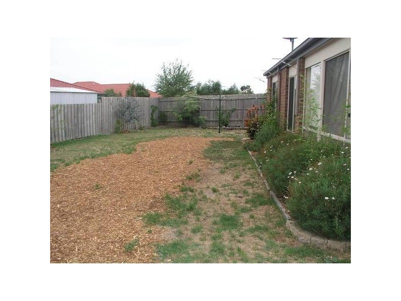 8 Blandford Crescent, Narre Warren South VIC 3805