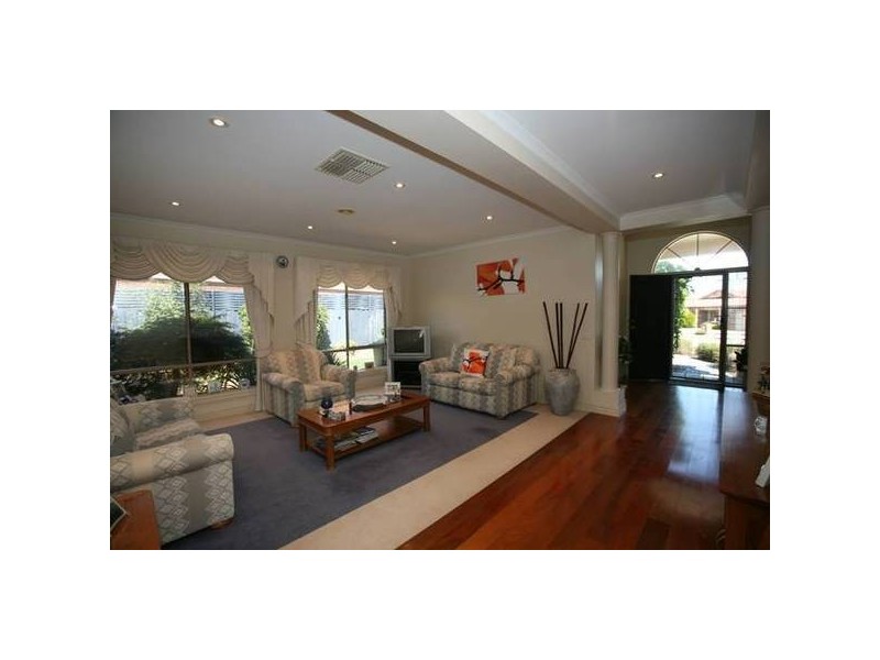 26 Scarborough Drive, Narre Warren South VIC 3805