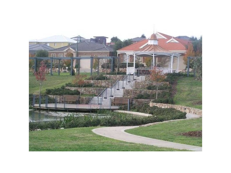 385 Glenview Rise (The Chase), Berwick VIC 3806