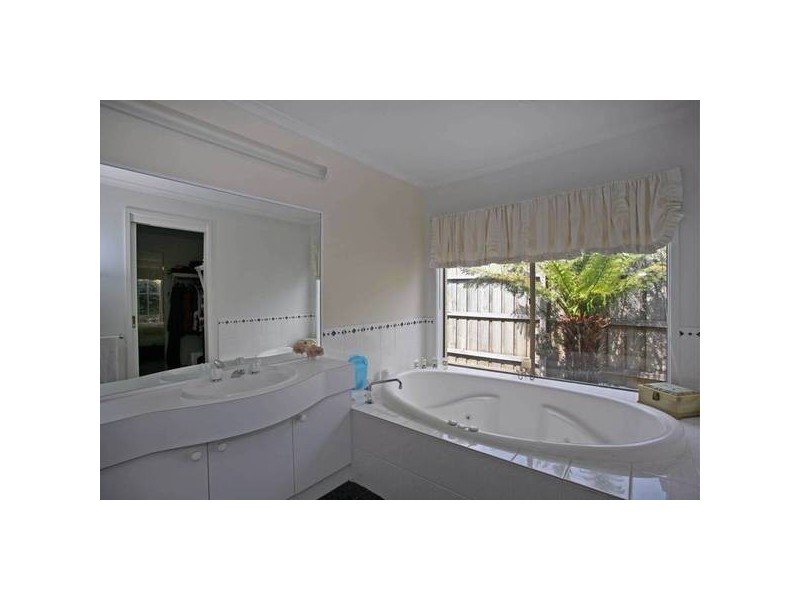 10 McCartney Drive, Narre Warren South VIC 3805