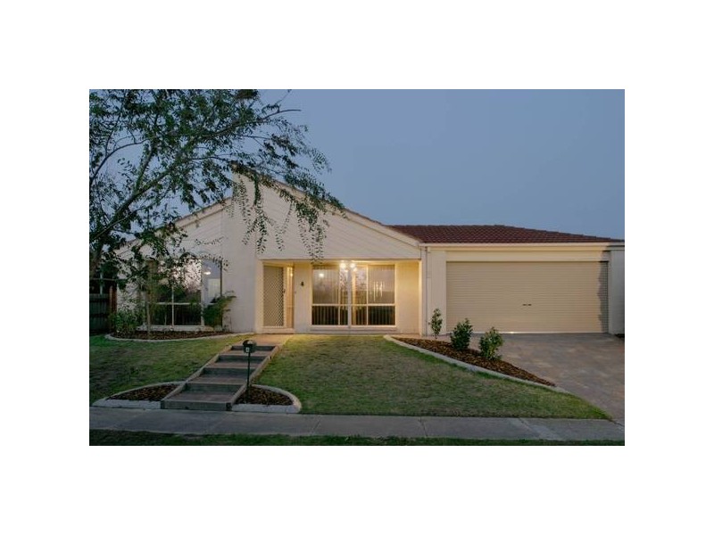 4 Samantha Crescent, Cranbourne North VIC 3977