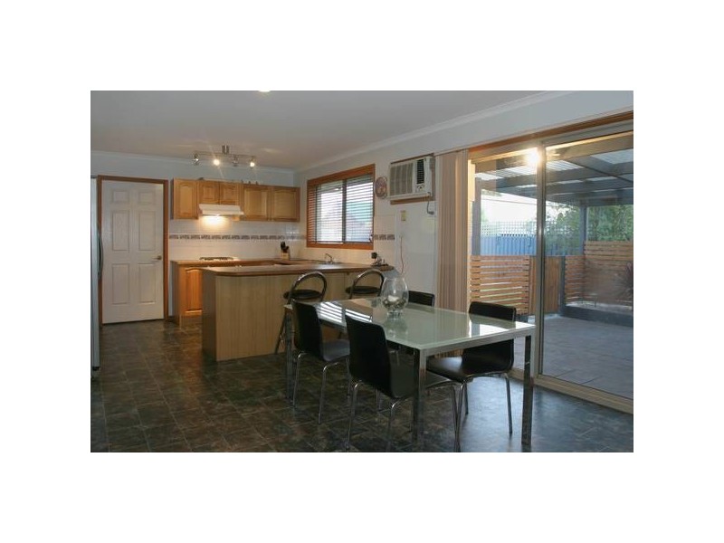 4 Samantha Crescent, Cranbourne North VIC 3977