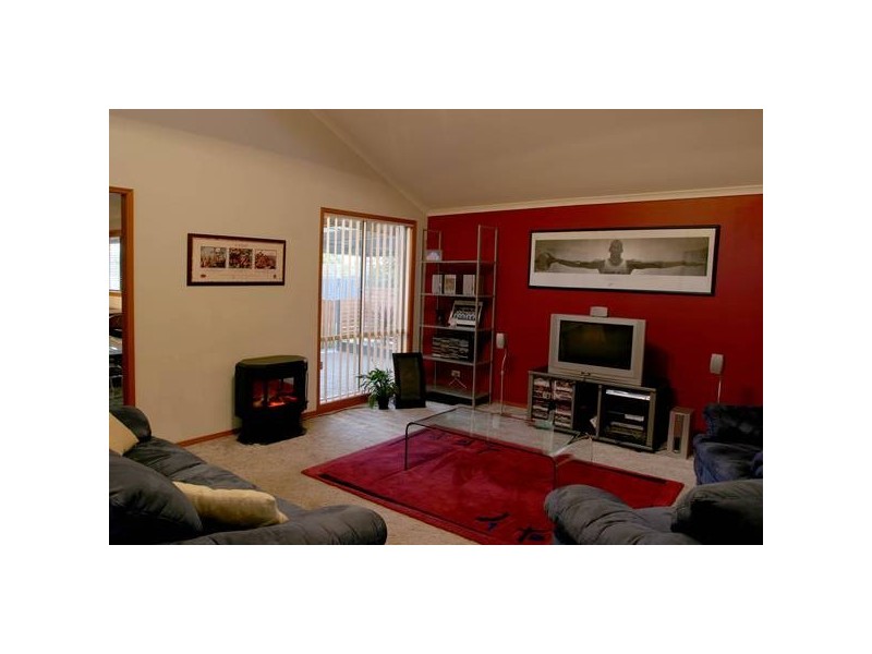 4 Samantha Crescent, Cranbourne North VIC 3977