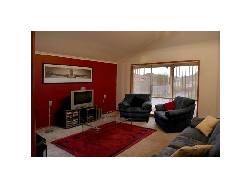4 Samantha Crescent, Cranbourne North VIC 3977