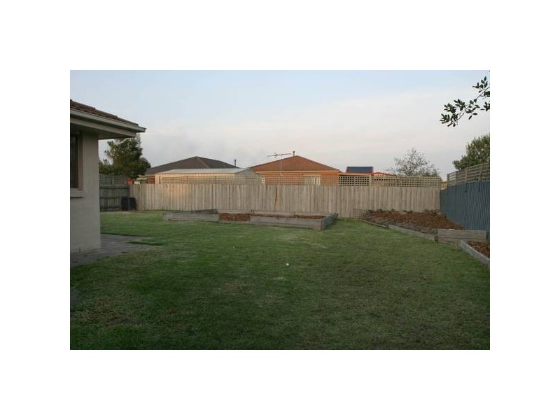 4 Samantha Crescent, Cranbourne North VIC 3977