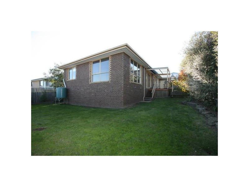 28 Earlsfield Drive, Berwick VIC 3806