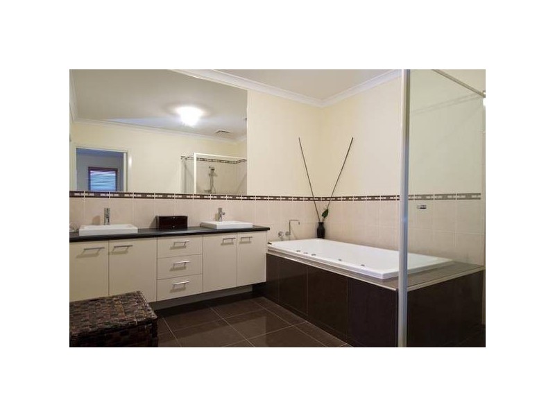 5 Holly Green Court, Narre Warren North VIC 3804