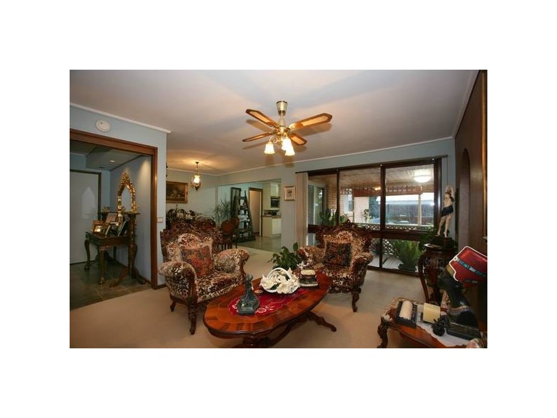 11 Sylvanwood Crescent, Narre Warren VIC 3805