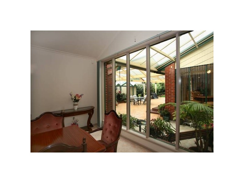 8 Buckingham Close, Narre Warren VIC 3805