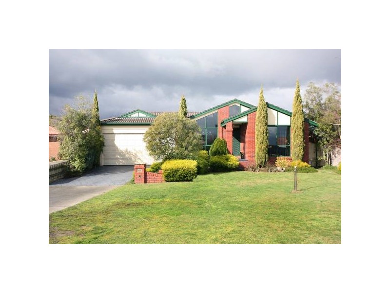 8 Buckingham Close, Narre Warren VIC 3805