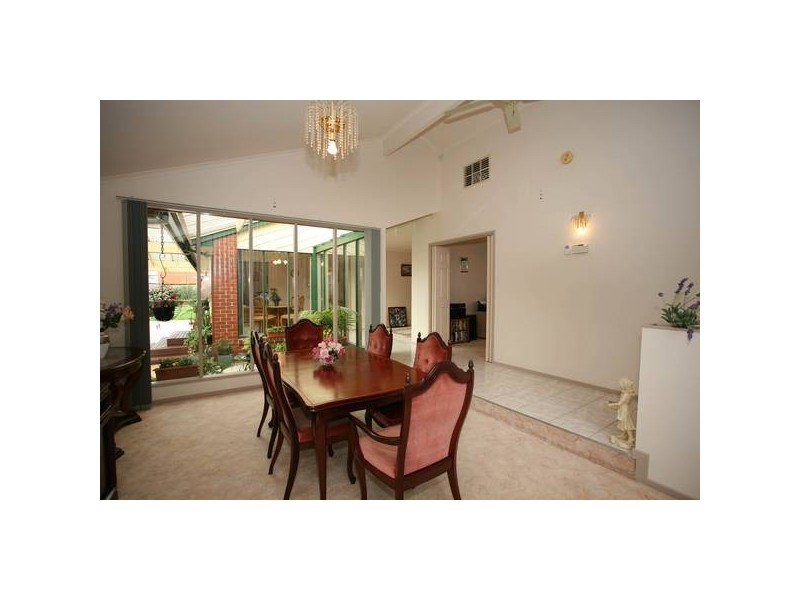 8 Buckingham Close, Narre Warren VIC 3805