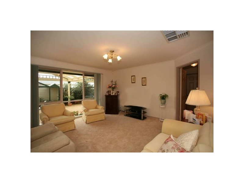 8 Buckingham Close, Narre Warren VIC 3805