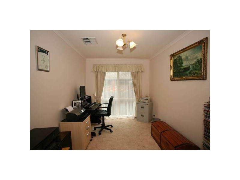 8 Buckingham Close, Narre Warren VIC 3805