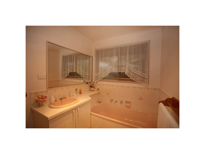 8 Buckingham Close, Narre Warren VIC 3805