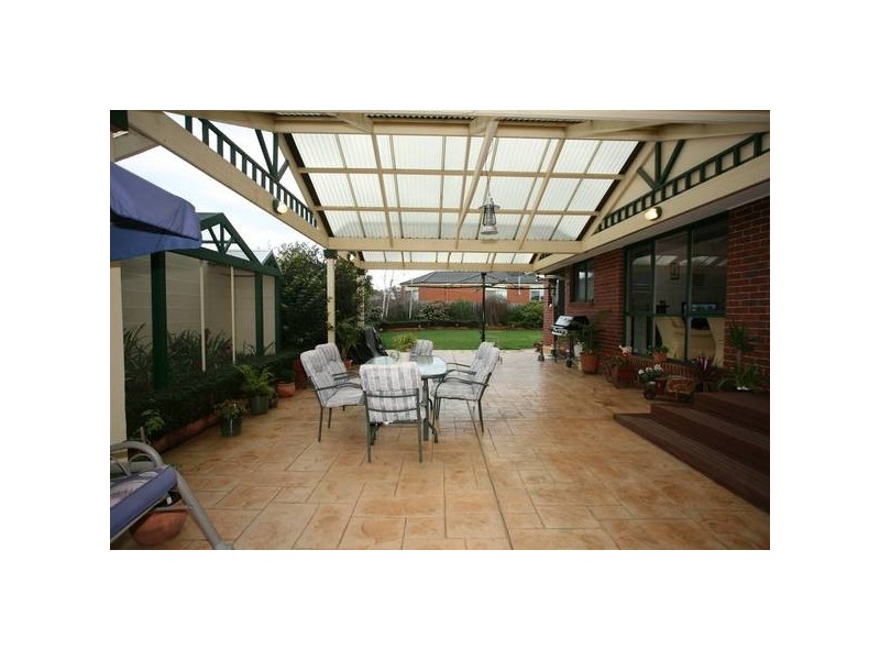 8 Buckingham Close, Narre Warren VIC 3805