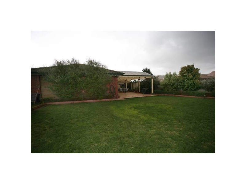 8 Buckingham Close, Narre Warren VIC 3805