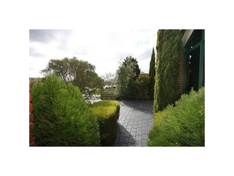 8 Buckingham Close, Narre Warren VIC 3805