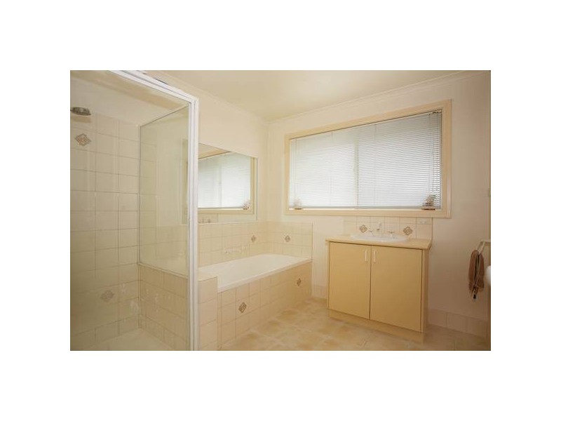 2/63 Cheviot Avenue, Berwick VIC 3806