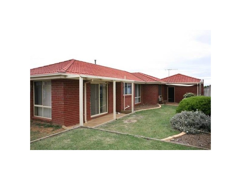 12 Raneen Place, Berwick VIC 3806