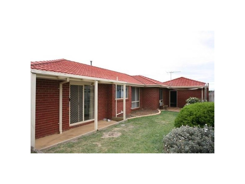 12 Raneen Place, Berwick VIC 3806