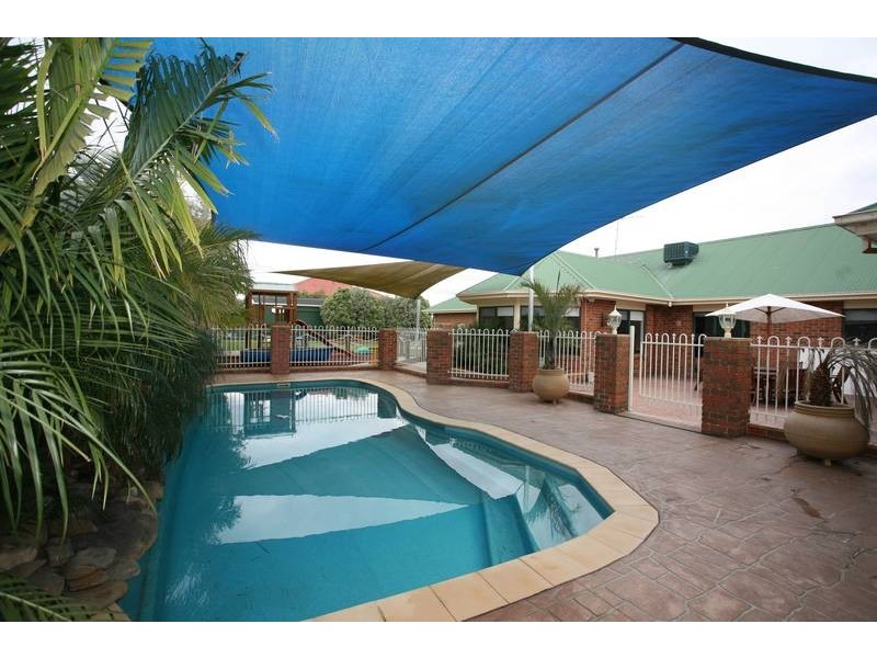 1 Cleveland Close, Narre Warren North VIC 3804