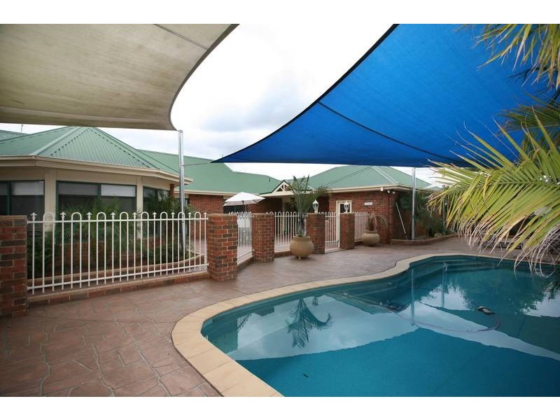 1 Cleveland Close, Narre Warren North VIC 3804