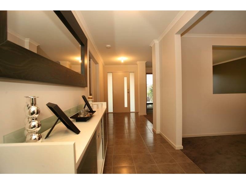 49 Von Nida Drive, Cranbourne North VIC 3977