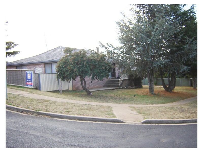 18 Hanover Crescent, Blayney NSW 2799