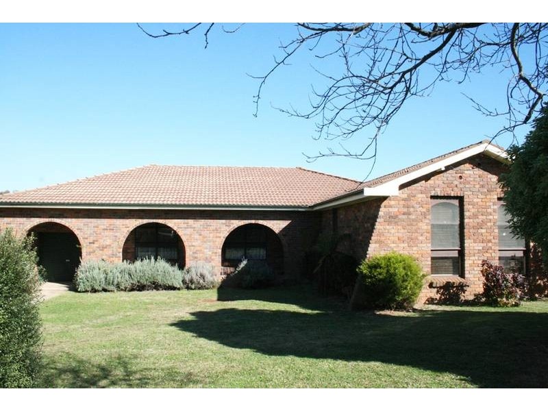 11 Courallie Drive, Orange NSW 2800