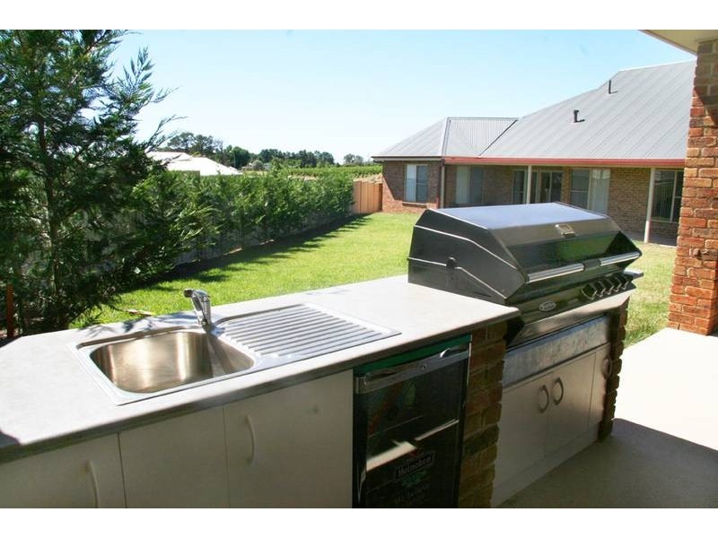 9 Collins Way, Orange NSW 2800