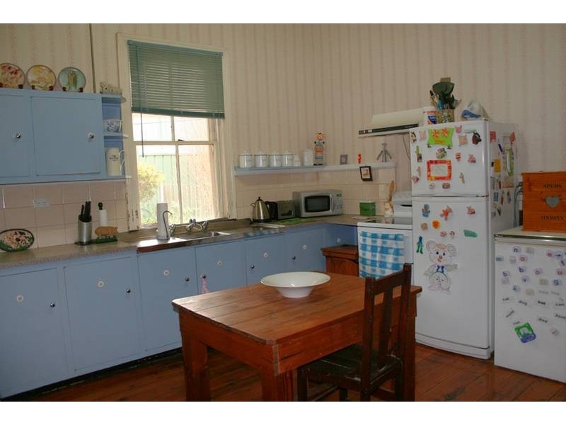 16 Derowie Street, Manildra NSW 2865