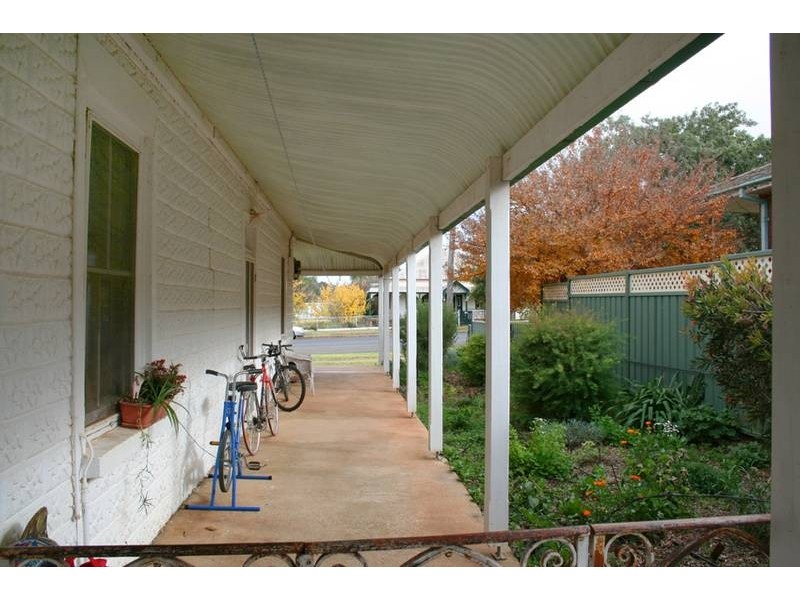 16 Derowie Street, Manildra NSW 2865