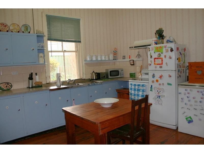16 Derowie Street, Manildra NSW 2865
