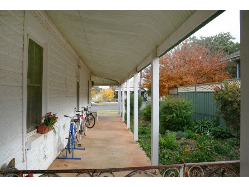 16 Derowie Street, Manildra NSW 2865