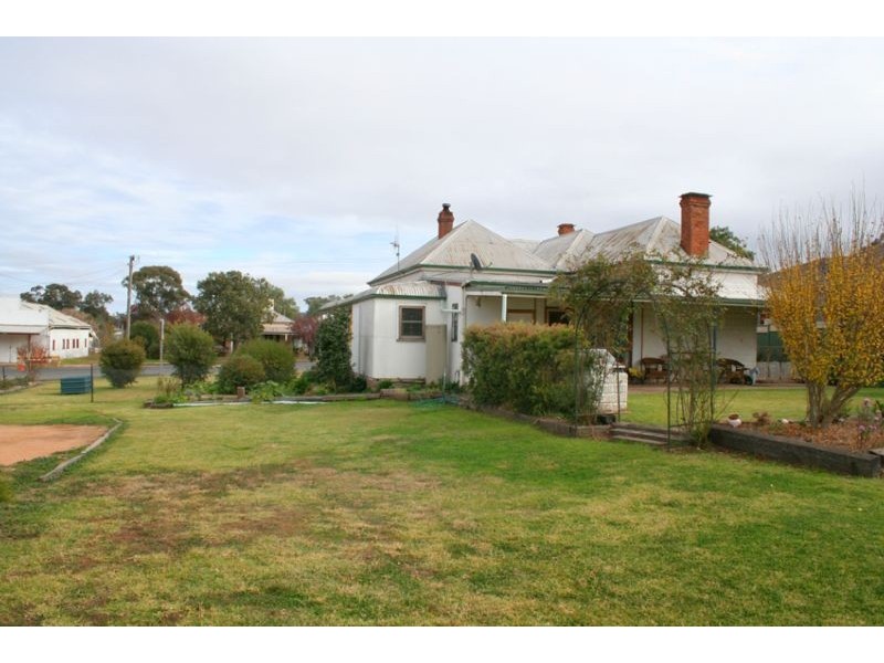 16 Derowie Street, Manildra NSW 2865