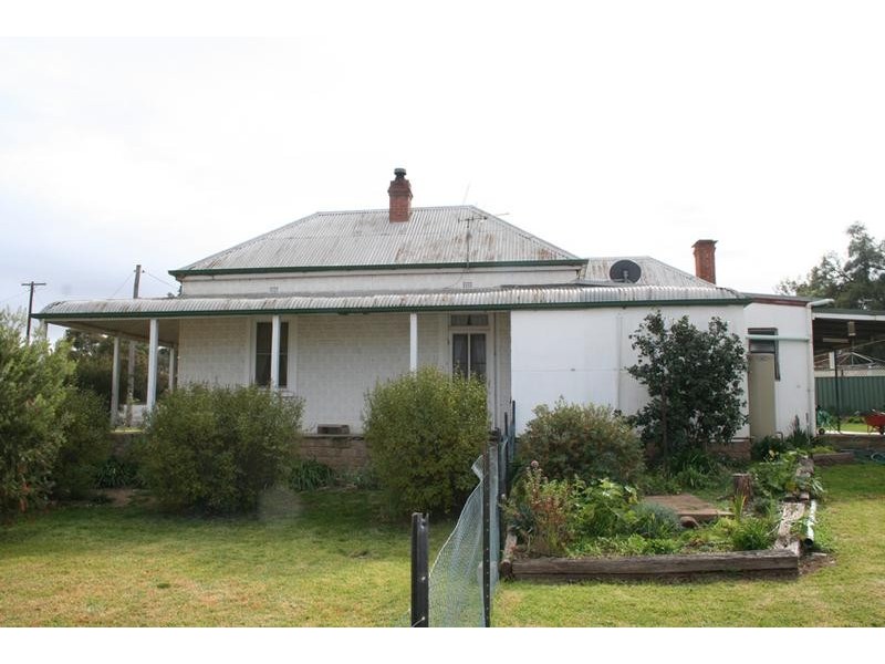 16 Derowie Street, Manildra NSW 2865