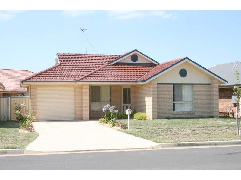 4 Roselawn Drive, Orange NSW 2800
